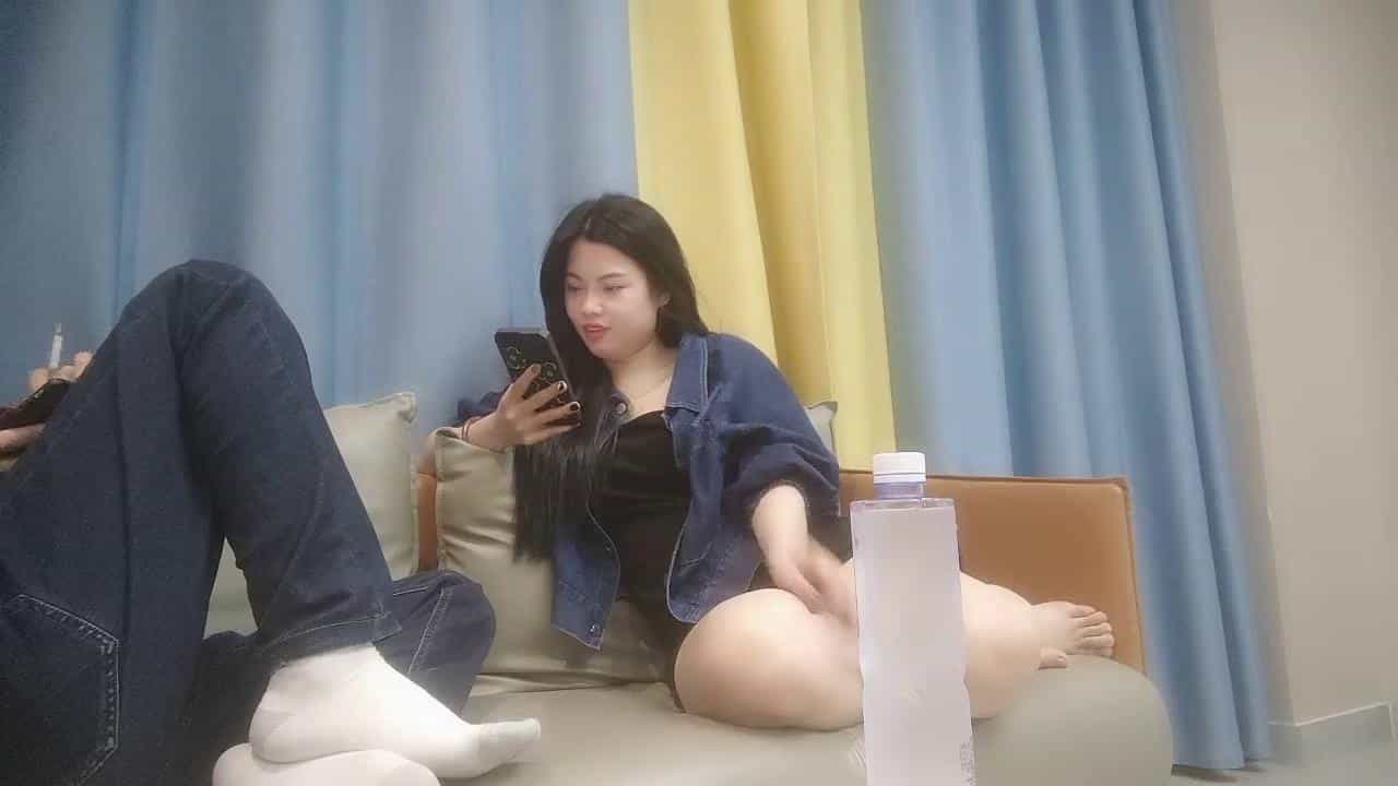 小马循环同城约炮丰满牛仔妹，善用深喉!